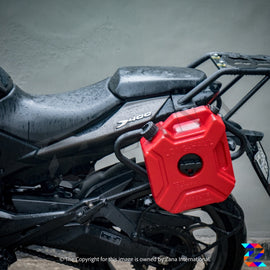 Zana -SADDLE STAY WITH JERRY CAN MOUNT DOMINAR 250/400 (2019-22)